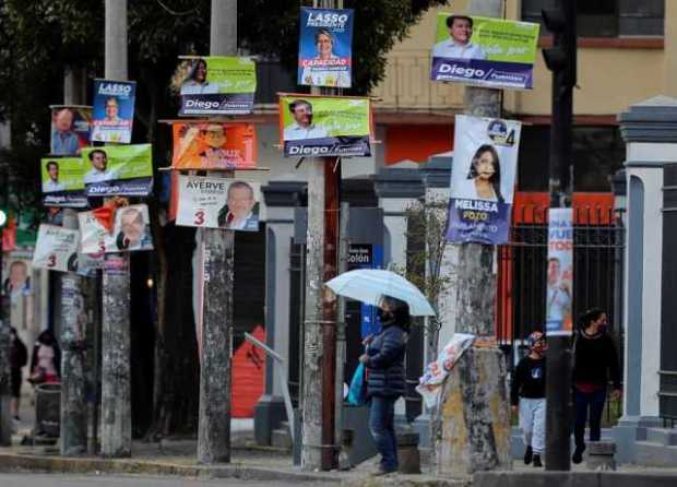 Vista de propagandas políticas en Quito (Ecuador). Más de 13 millones de votantes, de los que más de 410 mil residen en el exter