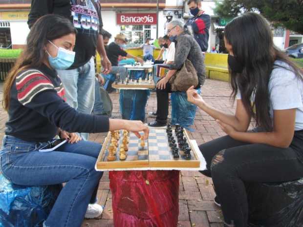 Más ajedrecistas en el parque de La Candelaria en Riosucio