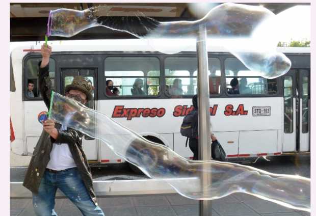 El encapsulador es el instrumento para mojarlo de agua con jabón y químicos, y para elaborar todo tipo de burbujas.
