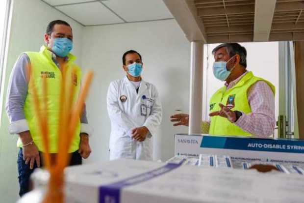 Listas las manos, esperan las vacunas contra la covid-19 Listas las manos, esperan las vacunas contra la covid-19