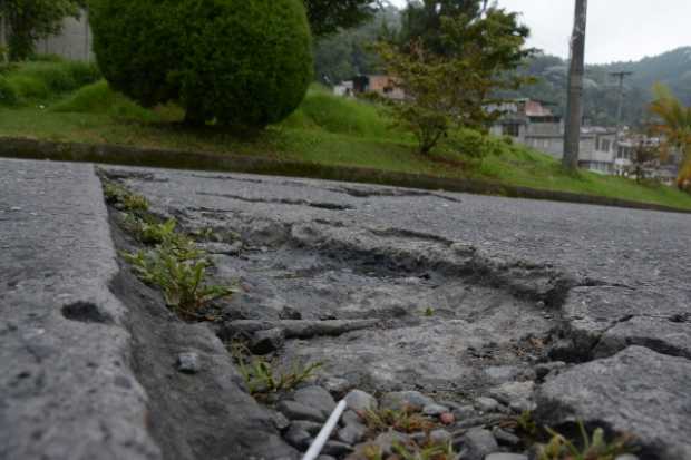 Roto en el barrio Alto Caribe, calle 47B con carrera 11A, que es ruta del Cosmobús.