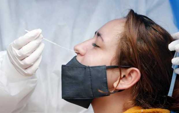 Personal médico toma muestras de covid en la localidad de Ciudad Bolívar, en Bogotá. Personal médico toma muestras de covid en la localidad de Ciudad Bolívar, en Bogotá.