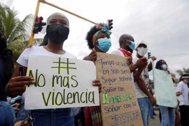 Un grupo de personas protesta contra la violencia que viven hoy, en Buenaventura (Colombia). Grupos de narcotraficantes se enfre