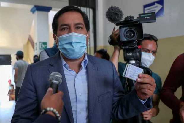 El candidato a la presidencia de Ecuador Andrés Araúz acude a un colegio para retirar su papeleta de presentación a las urnas ho
