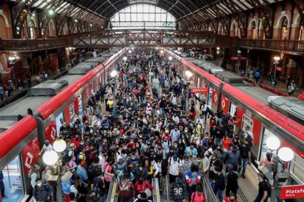 Decenas de pasajeros desembarcan del tren en la estación Luz en el centro de Sao Paulo (Brasil).