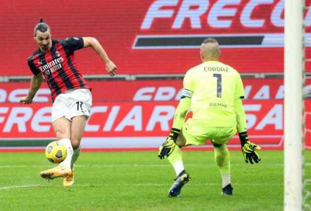 Zlatan Ibrahimovic anota el 1-0 contra el portero de Crotone Alex Cordaz durante el partido de la Serie A italiana entre el AC M