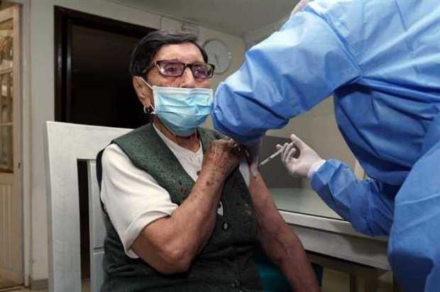 Colombia empieza la vacunación de los mayores de 80 años contra la covid-19