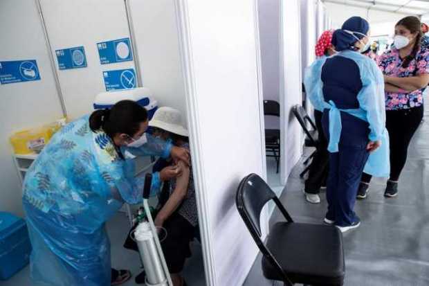 Chile inicia vacunación masiva contra la covid-19 Chile inicia vacunación masiva contra la covid-19