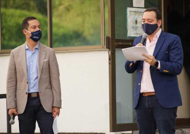 Juan Carlos Penagos (i) durante su presentación como gerente de Aguas de Manizales, al lado del alcalde, Carlos Mario Marín. 