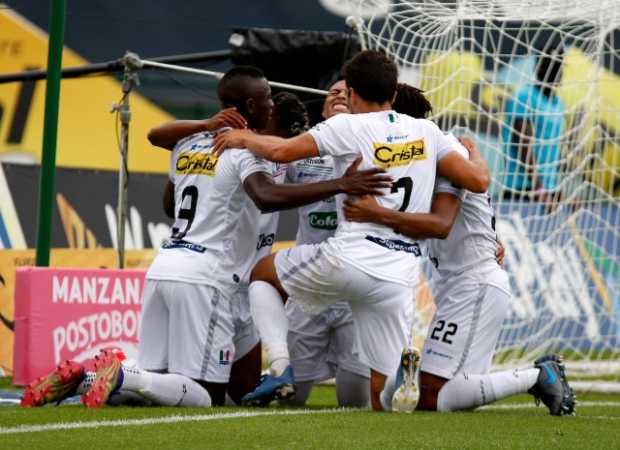 La celebración de los jugadores del Once Caldas en uno de los tres goles que marcaron. La celebración de los jugadores del Once Caldas en uno de los tres goles que marcaron.