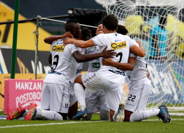 La celebración de los jugadores del Once Caldas en uno de los tres goles que marcaron.  