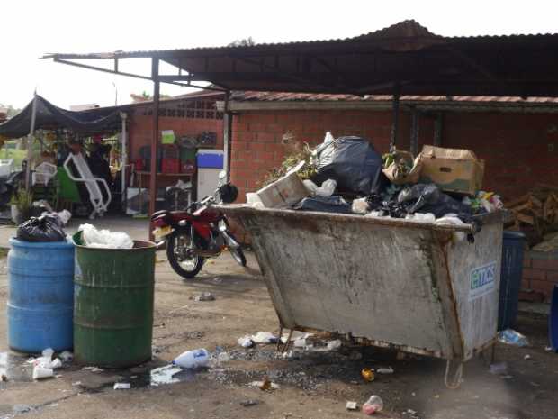 Las basuras afean el mall de Santágueda (Palestina)