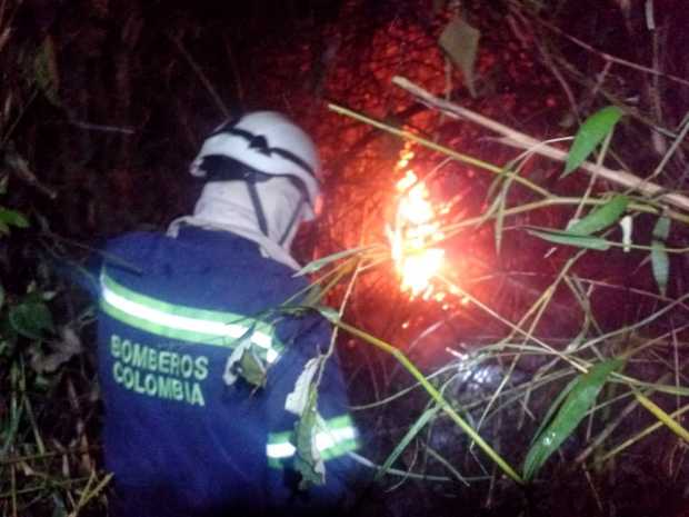 Comunidad de la vereda Los Molinos (Salamina) y Bomberos controlaron incendio forestal