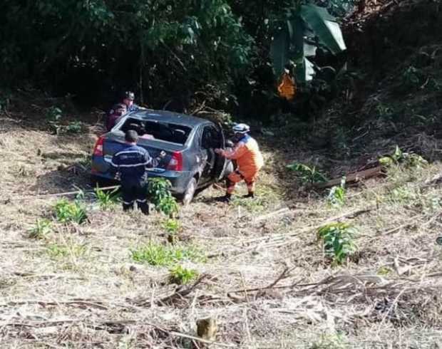 Un vehículo rodó en la vía entre Risaralda y Anserma 