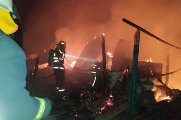 Un incendio acompañó la noche del viernes en vereda de Chinchiná