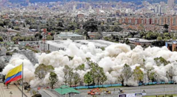Foto | EFE | LAPATRIA Vista de la implosión de la sede del Ministerio de Defensa. Se efectuó ayer hacia las 10:00 a,m por una fa
