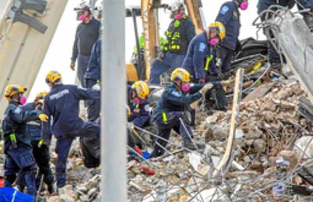 Foto | EFE | LAPATRIA Según registros de la Alcaldía de Surfside, el edificio tenía problemas estructurales que fueron detectado