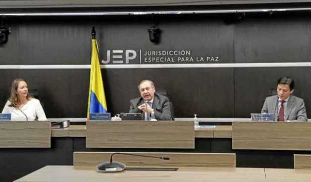 Los magistrados Catalina Díaz Gómez, el presidente de la JEP, Eduardo Cifuentes y Óscar Javier Parra, explicaron que los jóvenes