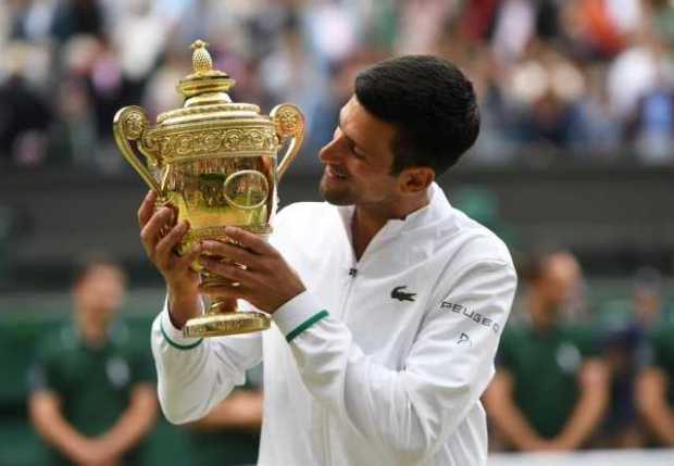 Novak Djokovic de Serbia posa para una foto con el trofeo después de ganar la final masculina contra Matteo Berrettini de Italia