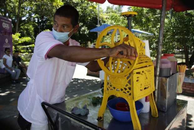 Raúl, vendedor en La Dorada, llega con su raspao y frescura