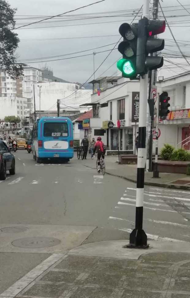 Por fuera de la ciclobanda o sobre los andenes de la Avenida Santander se ve a algunos ciclistas, poniendo en riesgo la segurida