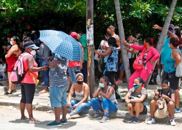 Varias personas esperan su turno para comprar alimentos en La Habana