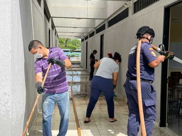 Miembros de Bomberos y de Gestión del Riesgo ayudan en el aseo de la sede Juan Pablo II, en La Dorada.