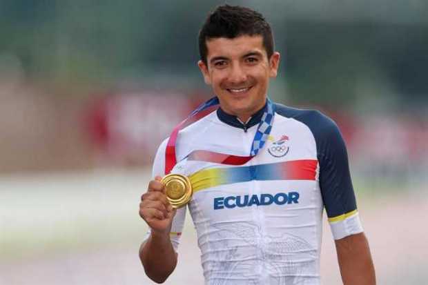 El ecuatoriano Richard Carapaz posa con la medalla de oro tras la prueba de ciclismo en ruta en los Juegos de Tokio 2020 este sá