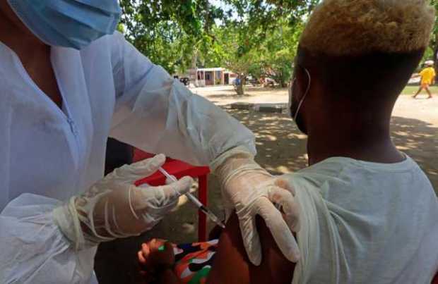 Un habitante de calle recibe la vacuna de Janssen contra la covid-19 durante unas jornadas de vacunación con las que la autorida