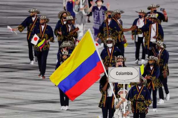 Representantes de la delegación de Colombia desfilaron durante la ceremonia inaugural de los Juegos Olímpicos de Tokio 2020. 