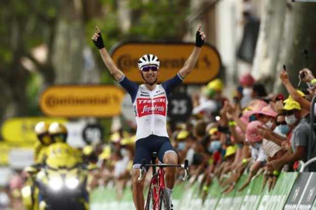 El piloto holandés Bauke Mollema del equipo Trek Segafredo reacciona al cruzar la línea de meta para ganar la 14a etapa del Tour