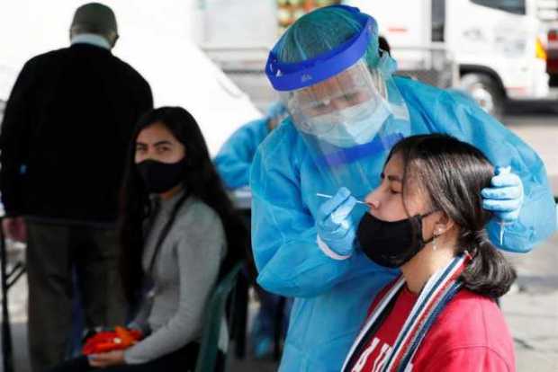 Personal sanitario realiza pruebas de covid-19 en Bogotá