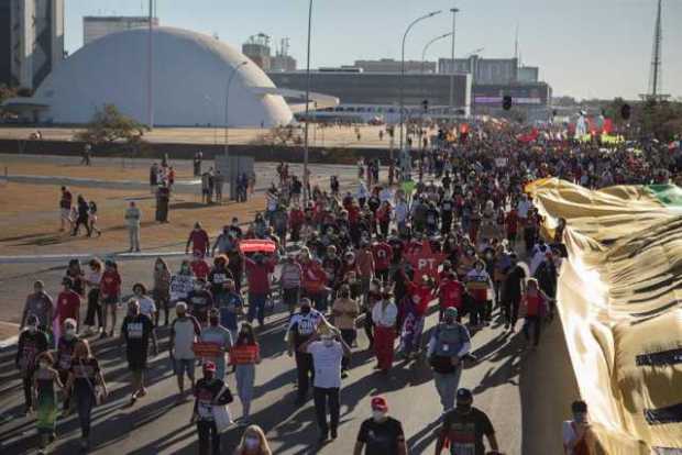 Ciudadanos participan en una manifestación contra el presidente brasileño, Jair Bolsonaro, hoy, en Brasilia (Brasil).