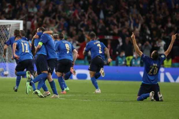 Los jugadores de la selección italiana de fútbol celebran la victoria, al término del partido de semifinales de la Eurocopa 2020