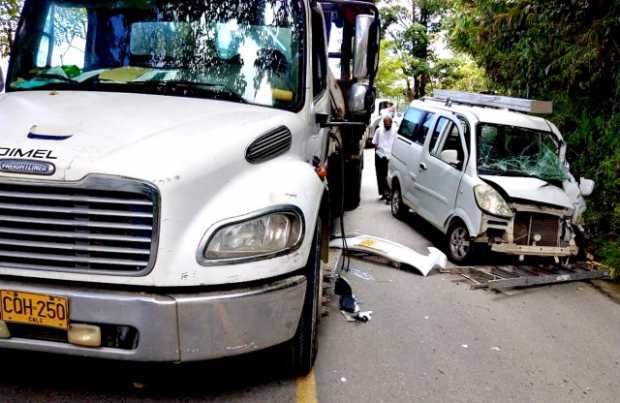  Tres vehículos chocaron en la vía entre Salamina y Aranzazu