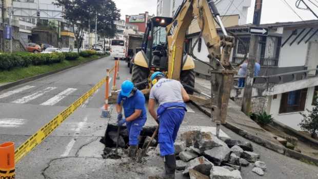 Nueve barrios están sin agua en Manizales por daño en tubería en la Avenida Paralela