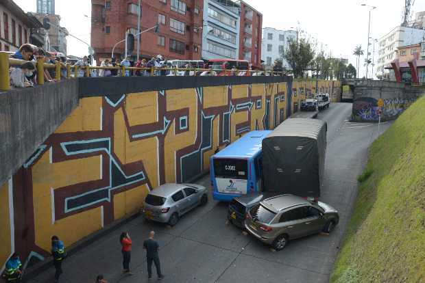 Fotos| Freddy Arango| LA PATRIA El accidente comprometió a cuatro vehículos. El Twingo quedó atrapado entre los otros carros.