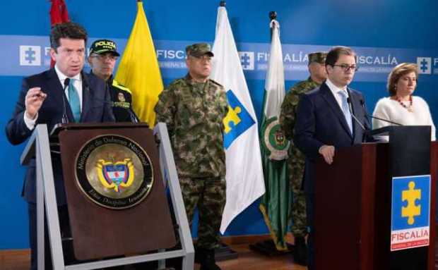 El ministro de Defensa, Diego Molano Aponte (i), reveló ayer la nueva información. 