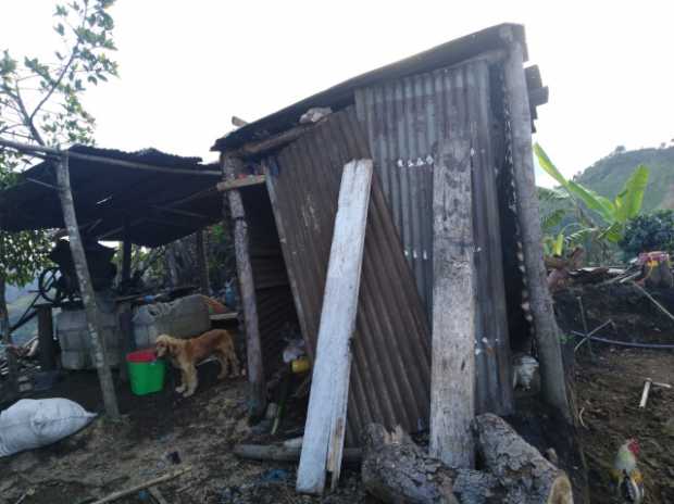 Casa de Leonor Ramírez mientras espera la entrega de su casa prefabricada.