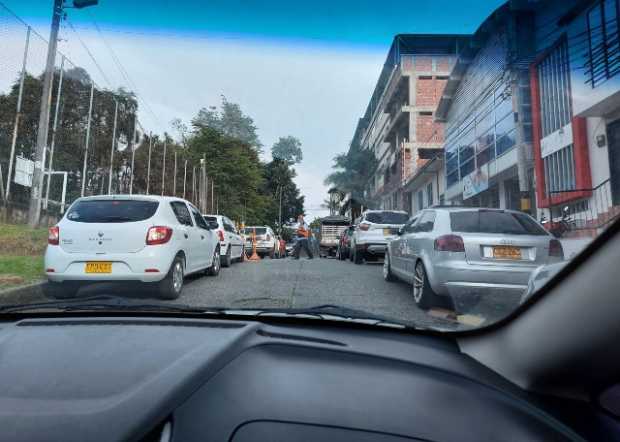 La vía a un costado del parque Faneón es la que señalan de parqueo indebido, lo que está causando problemas de movilidad.