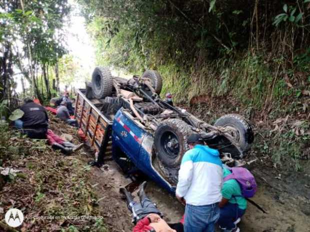 La camioneta se volcó tras chocar con un barranco.