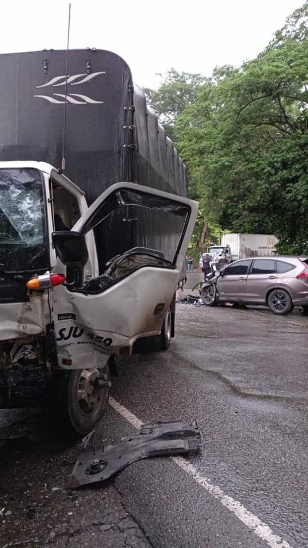 Una turbo y un automóvil chocaron de frente