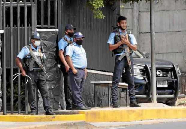 Autoridades vigilan frente a la vivienda de la aspirante opositora a la Presidencia, Cristiana María Chamorro Barrios, en Managu