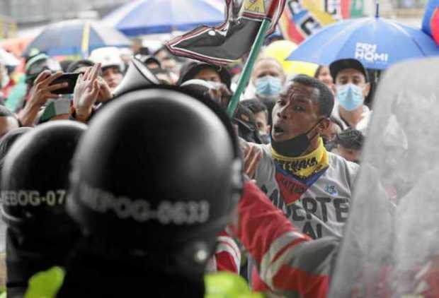 Manifestantes gritan consignas afuera del hotel Tequendama en el que se encuentran delegados de la CIDH en Bogotá. 