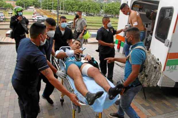 Trabajadores sanitarios trasladaron a varios soldados heridos a la Clínica Medical Duarte.