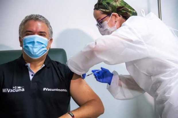 El presidente, Iván Duque, mientras recibe la vacuna Pfizer contra la covid-19 hoy, en Bogotá.