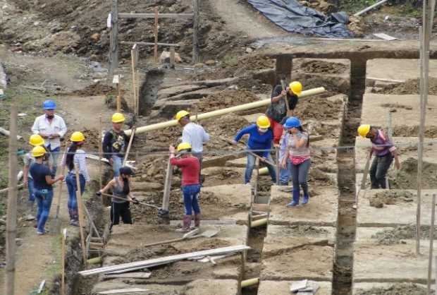 Madres se hacen sus casas con bloquera comunitaria en Pensilvania