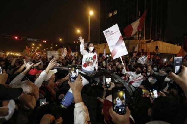 La candidata presidencial derechista Keiko Fujimori se dirige a sus simpatizantes durante una manifestación ayer, en Lima (Perú)