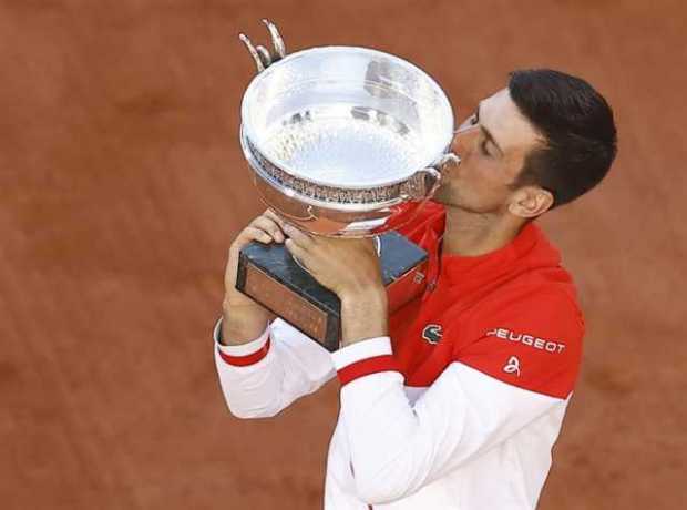 Novak Djokovic celebra con su trofeo después de ganar contra Stefanos Tsitsipas durante su último partido en el torneo de tenis 