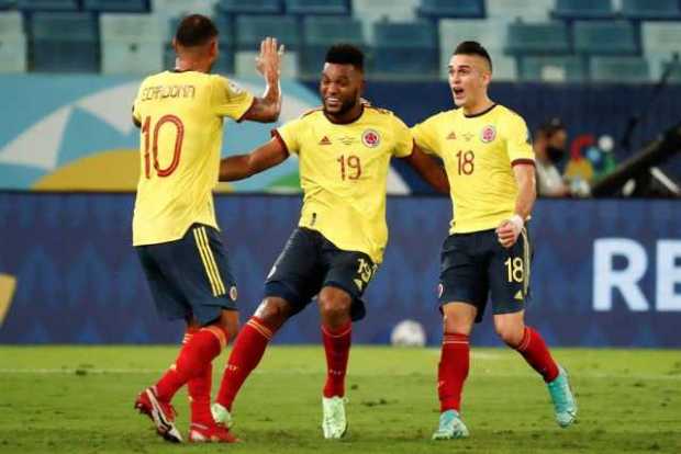 Edwin Cardona (i) de Colombia celebra hoy tras anotar contra Ecuador, durante un partido de la Copa América en el estadio Arena 